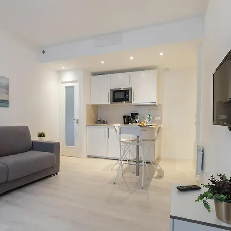 Water Front Studio & Parking Apartmán *